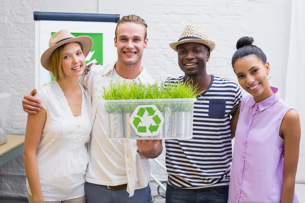 Kreativní obchodní tým drží rostlina s symbol recyklace — Stock fotografie