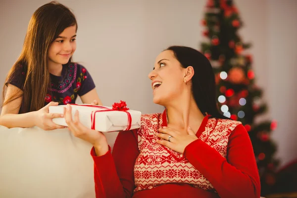 Dotter att ge mamman en julklapp — Stockfoto