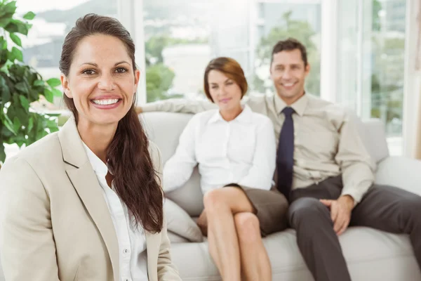 Paar in vergadering met een vrouwelijke financieel adviseur — Stockfoto