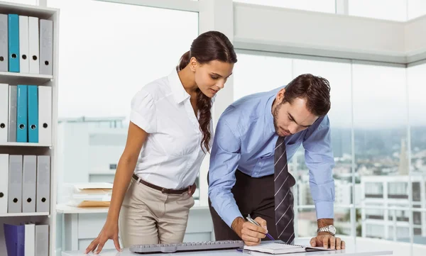 Mensen uit het bedrijfsleven met dagboek in office — Stockfoto