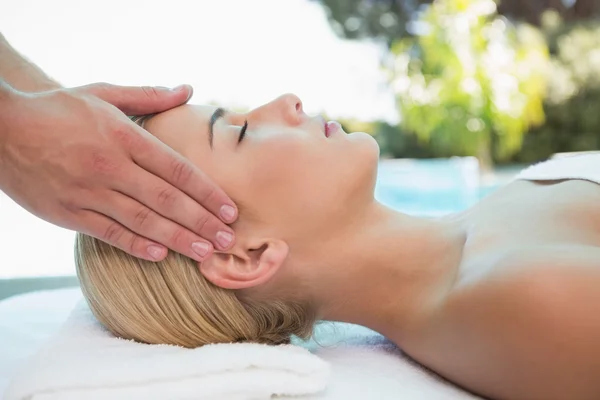 Mujer atractiva recibiendo masaje en la cabeza — Foto de Stock