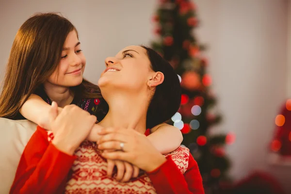 Mãe e filha festiva sorrindo um para o outro — Fotografia de Stock