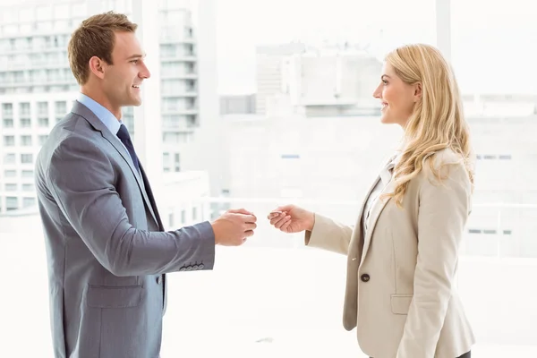 Executives exchanging business card in office — Stock Photo, Image