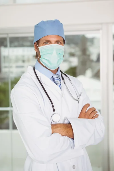 Médico usando máscara cirúrgica no hospital — Fotografia de Stock