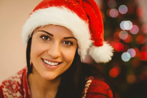 Morena festiva sorrindo para a câmera — Fotografia de Stock