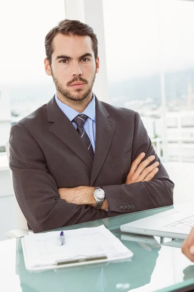 Nachdenklicher Geschäftsmann schaut im Büro weg — Stockfoto