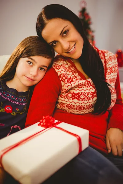 Madre e hija festiva sosteniendo regalo de Navidad —  Fotos de Stock