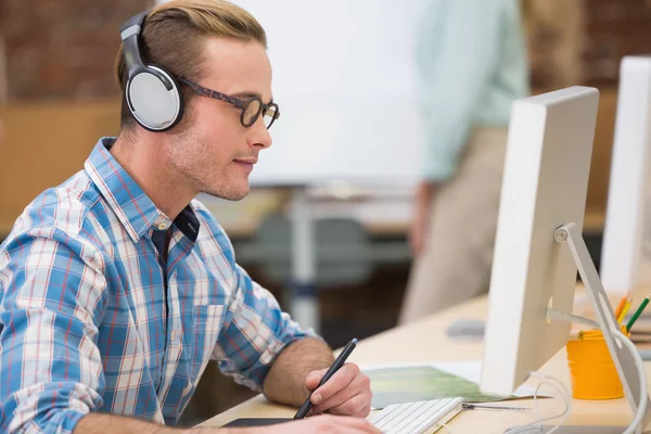 Casual mannelijke fotoredacteur digitizer gebruiken in office — Stockfoto