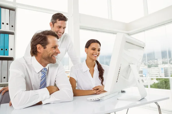 Geschäftsleute nutzen Computer im Büro — Stockfoto