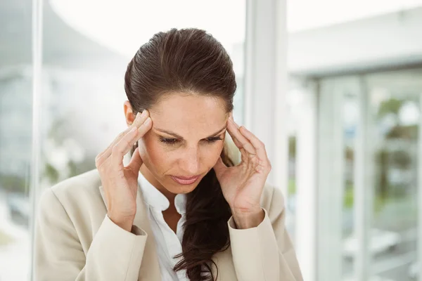 Mujer de negocios con dolor de cabeza en la oficina — Foto de Stock