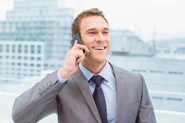 Hombre de negocios usando el teléfono móvil en la oficina —  Fotos de Stock