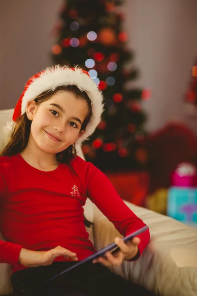 Feestelijke meisje gebruiken, tablet pc op Bank — Stockfoto