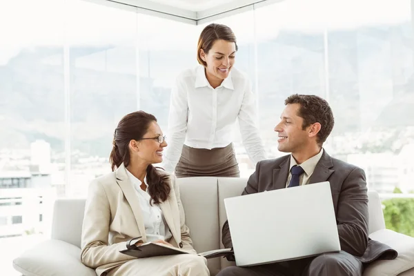 Gente de negocios en discusión en sala de estar — Foto de Stock