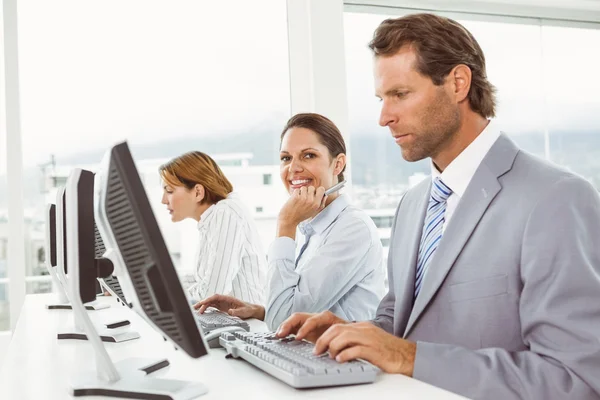 Företag som använder datorer i office — Stockfoto