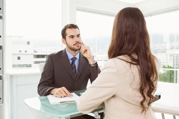 Бизнесмен берёт интервью у женщины в офисе — стоковое фото