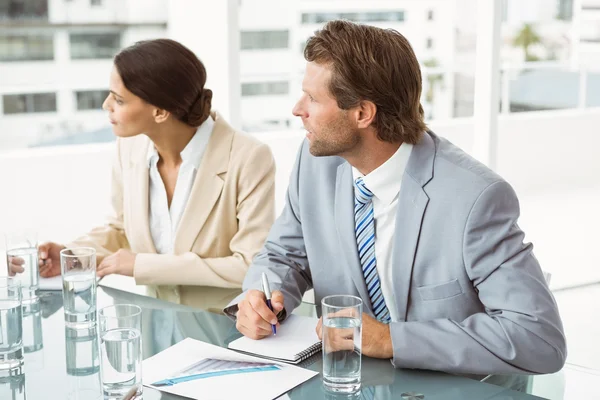 Empresários em reunião de sala de reuniões — Fotografia de Stock