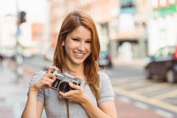 Neşeli fotoğrafçı ayakta dışında — Stok fotoğraf