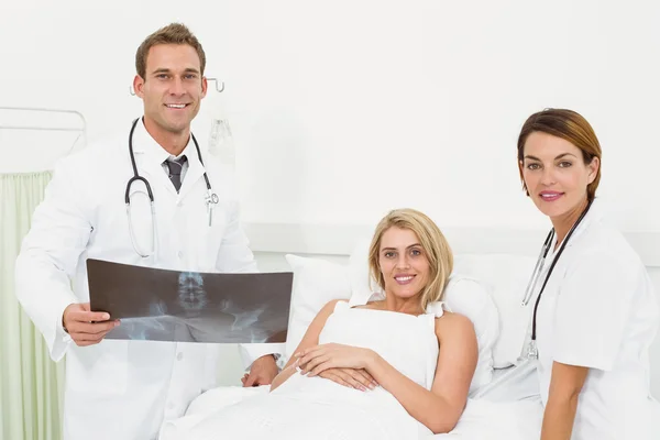 Porträt von Ärzten und Patienten mit Röntgenbild — Stockfoto