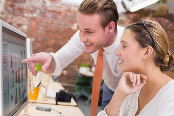 Photo editors looking at computer screen in office — Stock Photo, Image