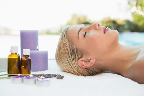 Mulher bonita deitada na mesa de massagem — Fotografia de Stock