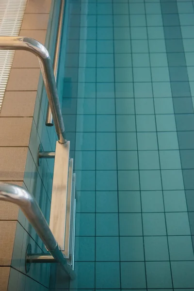 Piscina vacía con azulejos — Foto de Stock