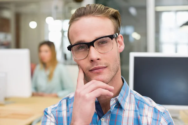 Ernstige mannelijke fotoredacteur in office — Stockfoto