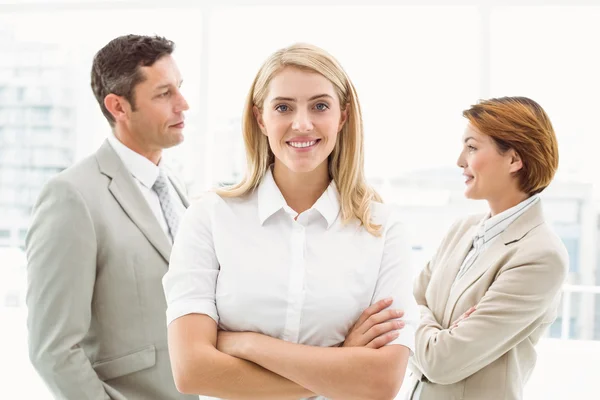 Zakenvrouw met collega's achter in office — Stockfoto