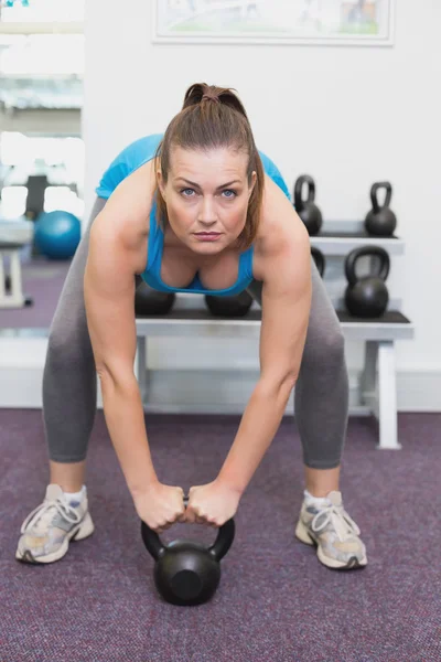 Ajuste morena haciendo ejercicio con kettlebell — Foto de Stock