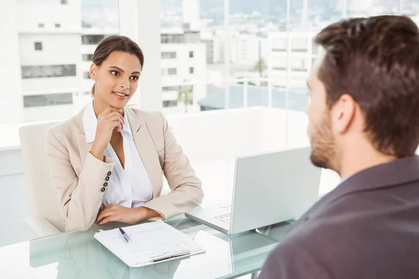 Femme d'affaires interviewant un homme au bureau — Photo