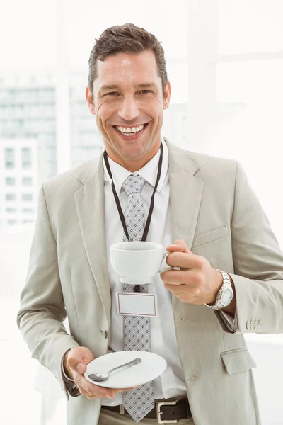 Empresário sorridente durante a pausa no cargo — Fotografia de Stock