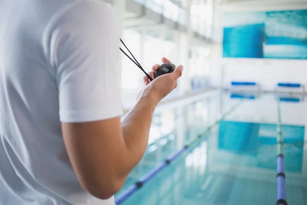 Istruttore di nuoto con cronometro a bordo piscina — Foto Stock