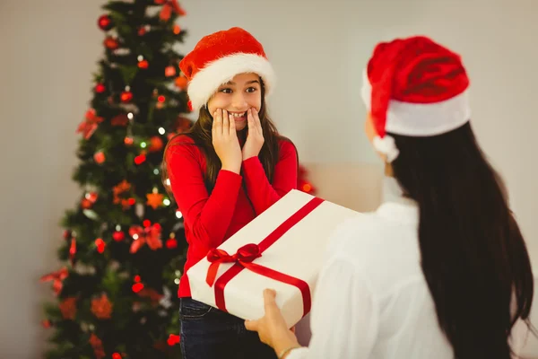Mamma ger sin dotter en julklapp — Stockfoto