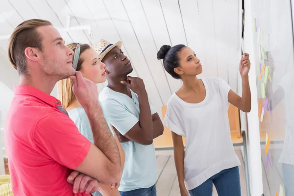 Équipe créative applaudissant les mains par des notes collantes sur le mur — Photo