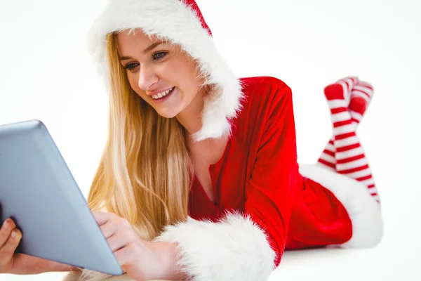 Bionda festiva utilizzando tablet pc — Foto Stock