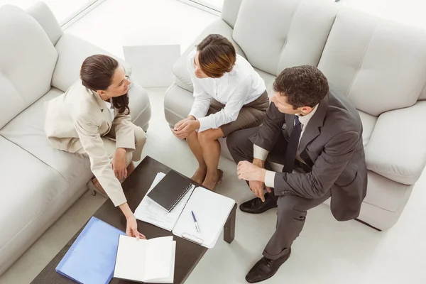 Ehepaar trifft sich zu Hause mit Finanzberater — Stockfoto