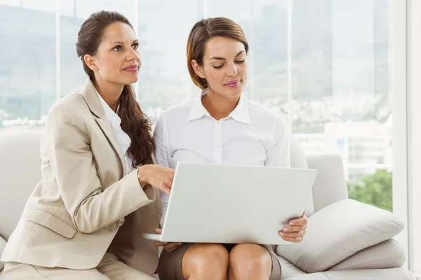 Unga affärskvinnor med laptop — Stockfoto