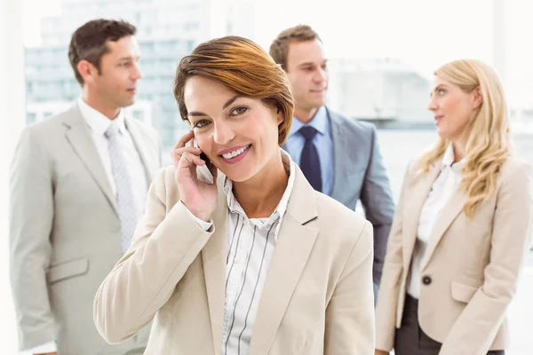 Affärskvinna som använder mobiltelefon — Stockfoto