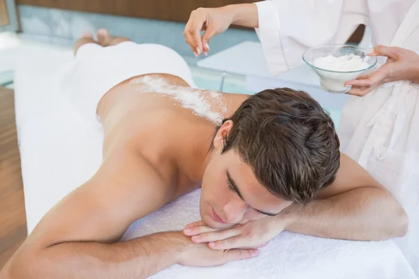 Hombre recibiendo tratamiento en el centro de spa — Foto de Stock