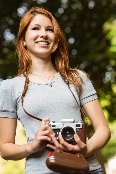 Ruiva bonita segurando sua câmera — Fotografia de Stock