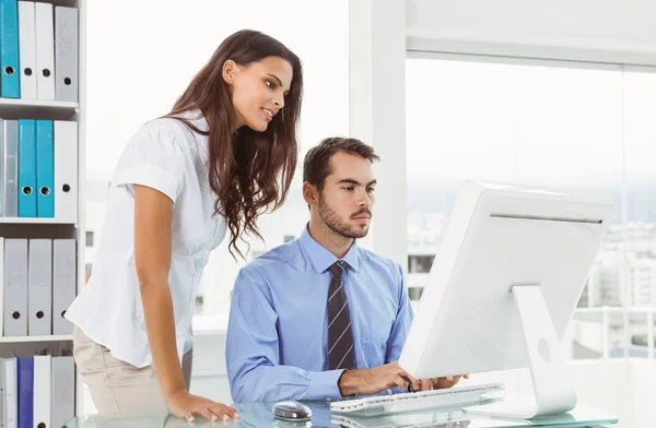 Geschäftsleute nutzen Computer im Büro — Stockfoto