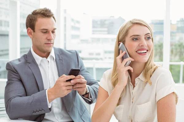 Mensen uit het bedrijfsleven met behulp van mobiele telefoons — Stockfoto