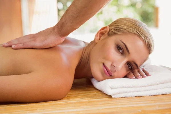 Frau erhält Rückenmassage — Stockfoto