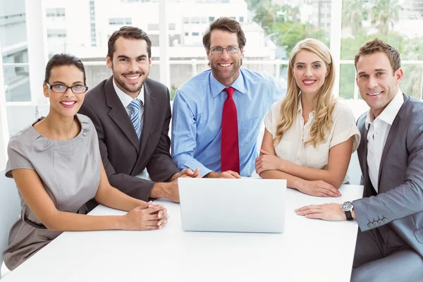 Uomini d'affari che utilizzano laptop in ufficio — Foto Stock