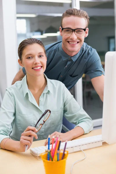 Glückliche, lässige Fotoredakteure im Amt — Stockfoto