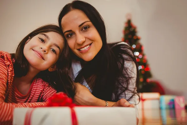 Festiva madre e hija sonriendo a la cámara —  Fotos de Stock