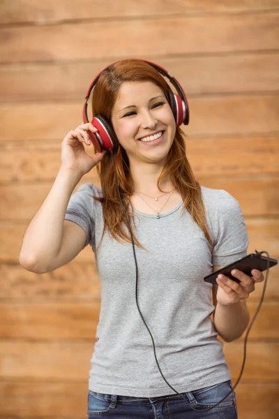 Retrato de uma mulher brincalhona dançando enquanto ouve música — Fotografia de Stock