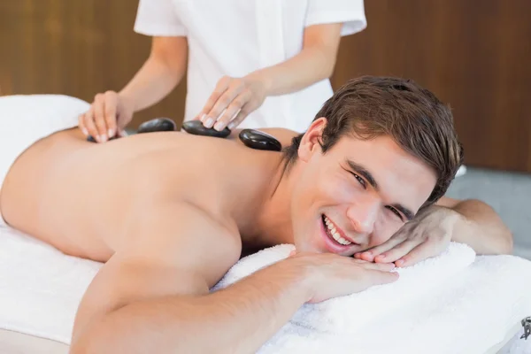 Mann erhält Steinmassage — Stockfoto