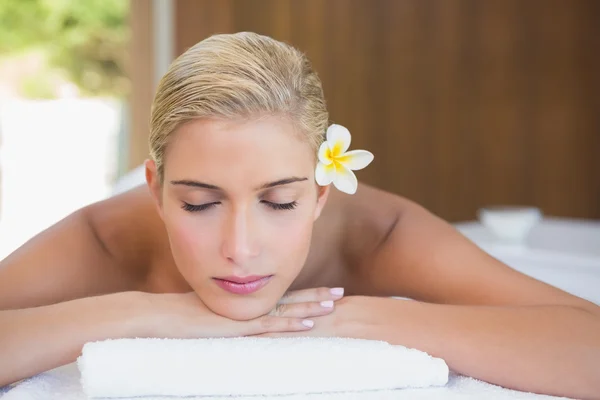 Vacker kvinna ligga på massagebänk — Stockfoto
