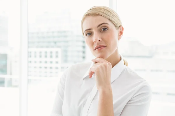 Femme d'affaires réfléchie regardant loin au bureau — Photo