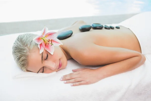 Vrouw ontvangen stone-massage op gezondheid boerderij — Stockfoto